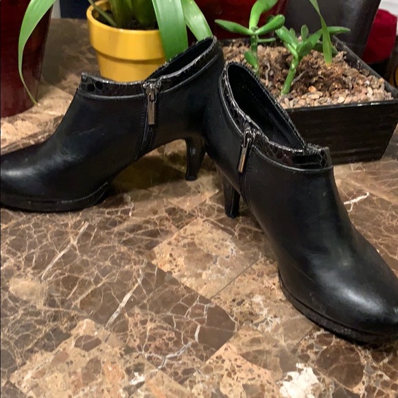 Black heeled bootie with faux snakeskin design - Picture 4 of 8